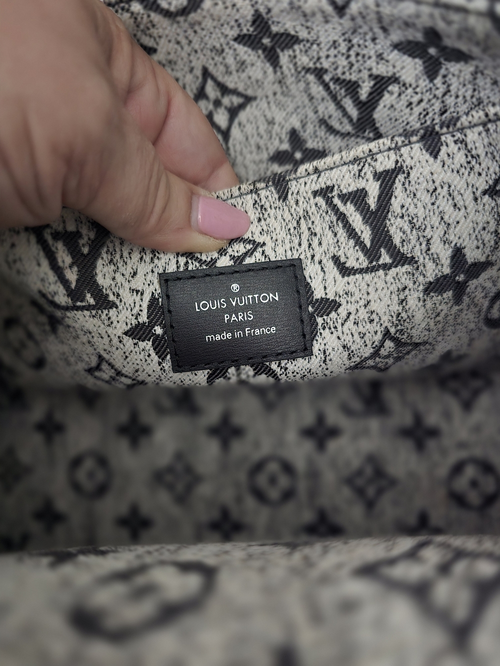 AUTHENTIC Louis Vuitton Monogram Jacquard Denim OnTheGo MM - Picture 8 of 11